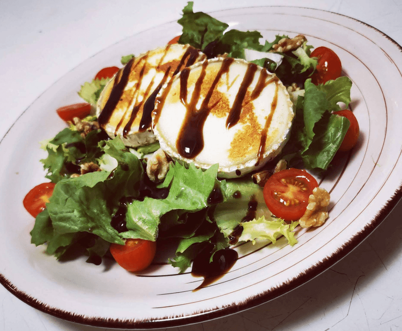 Ensalada de rulo de cabra y nueces