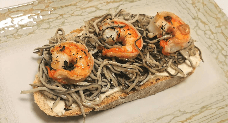 Tosta de gulas y langostino